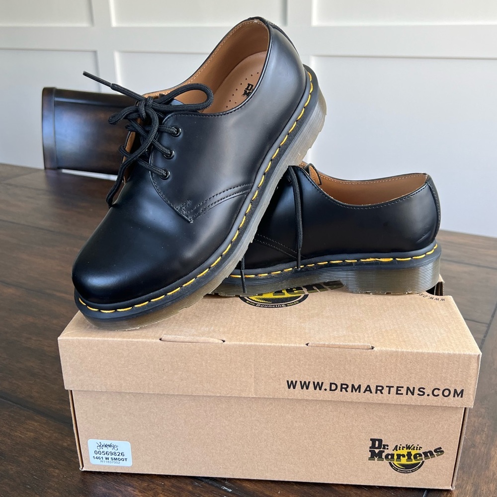 NWOT Dr. Martins Black Oxford Shoe